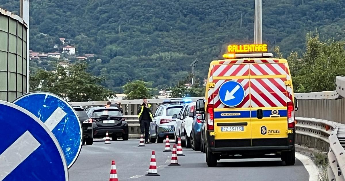 Il cadavere saponificato di un uomo legato e bendato appeso al bordo della superstrada: giallo a Trieste