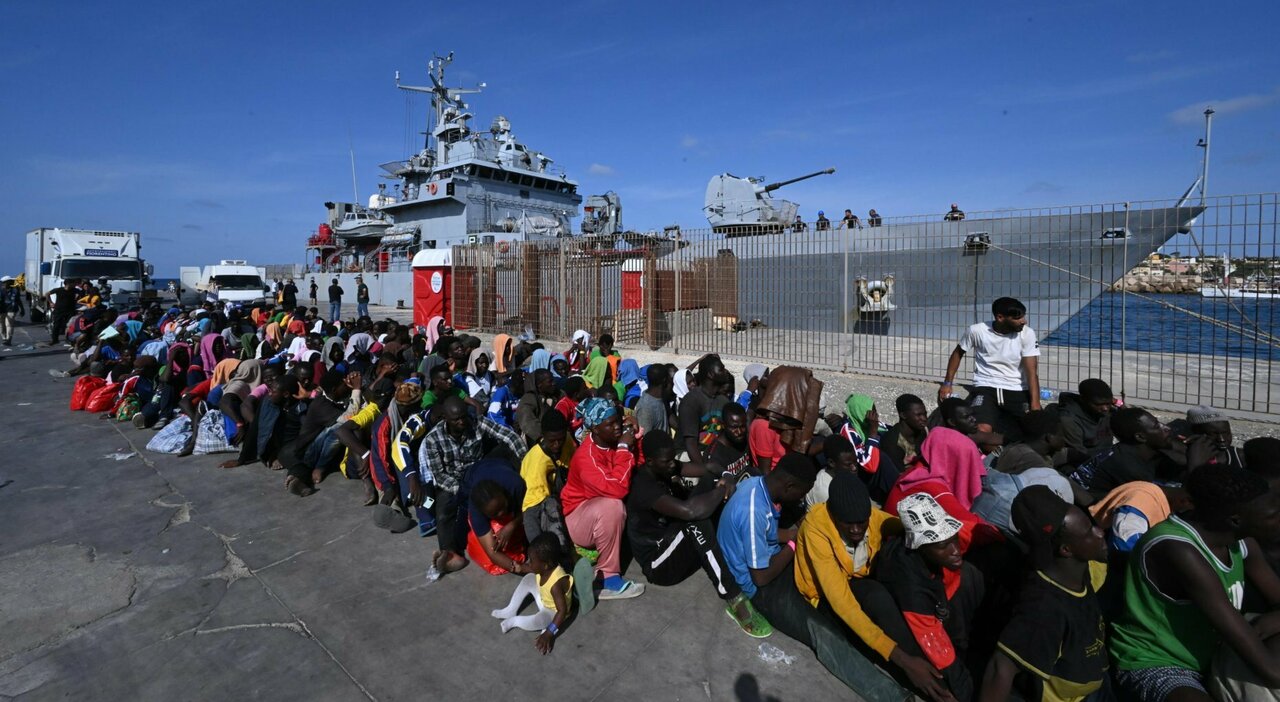 Lampedusa, 347 migranti sbarcati nella notte: l'hotspot torna a riempirsi