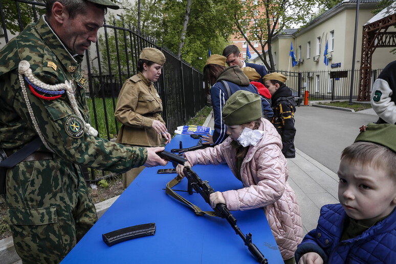 I bambini russi dovranno studiare anche l'uso di bombe a mano e Kalashnikov
