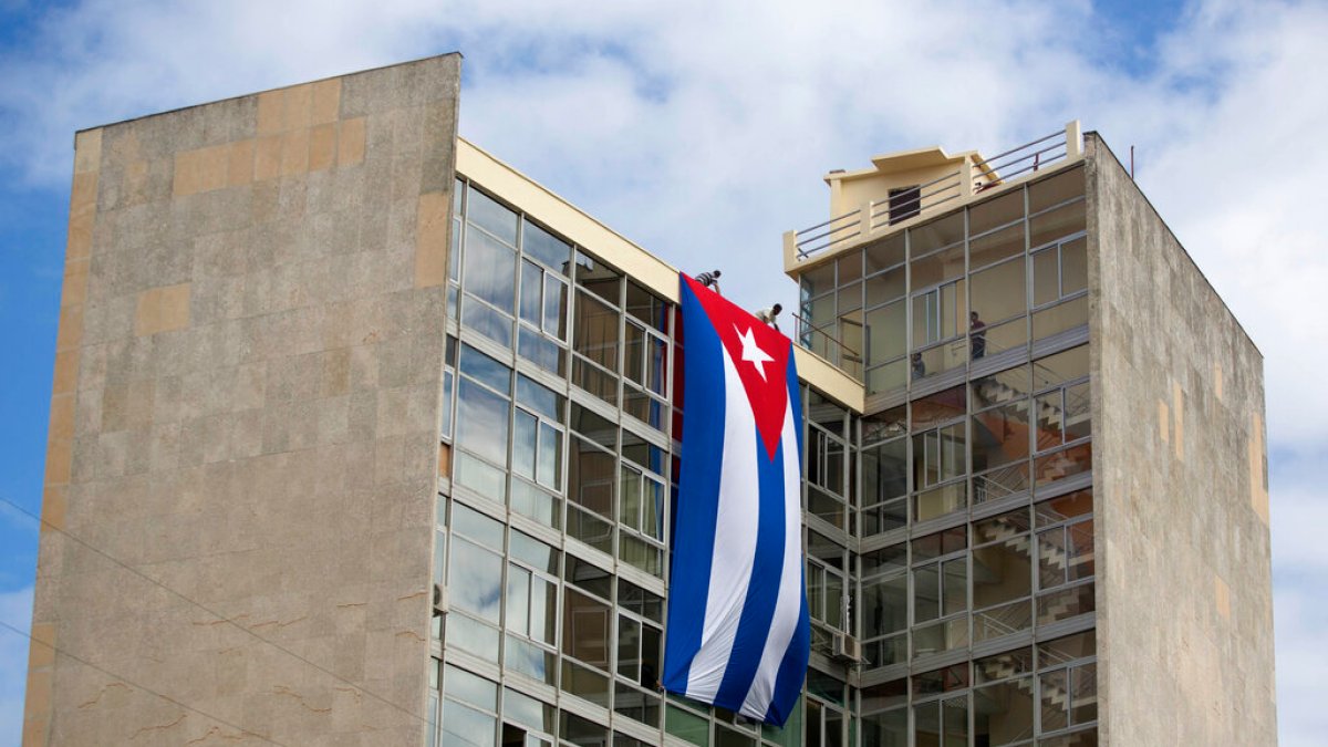 Cuba smentisce le apertura del suo ambasciatore a Mosca e vieta l'arruolamento di cubani con i russi
