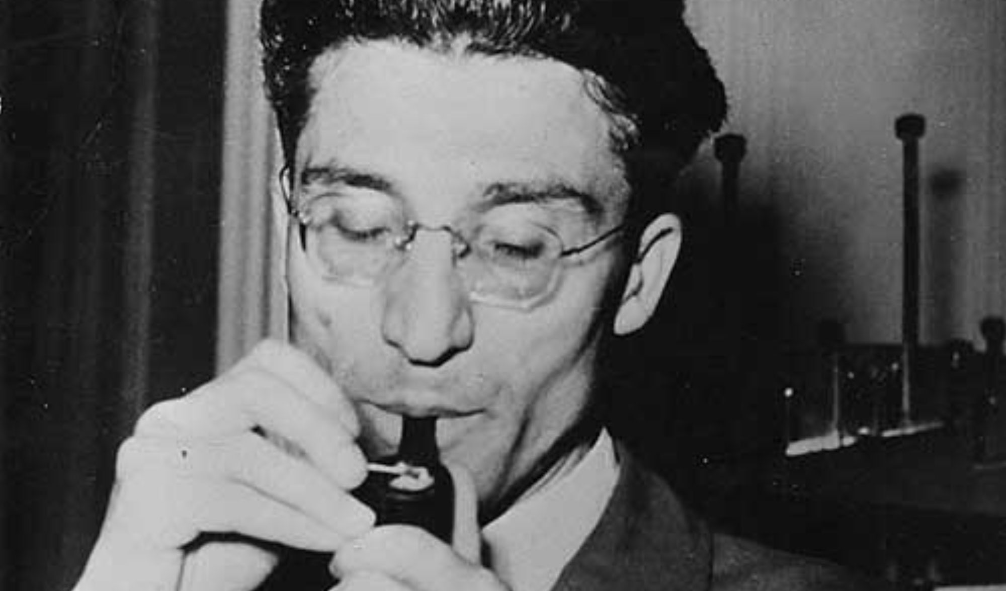 Cesare Pavese: la vita e l'opera di uno scrittore italiano tra solitudine, esilio e nostalgia Cesare Pavese: la vita e l'opera di uno scrittore italiano tra solitudine, esilio e nostalgia