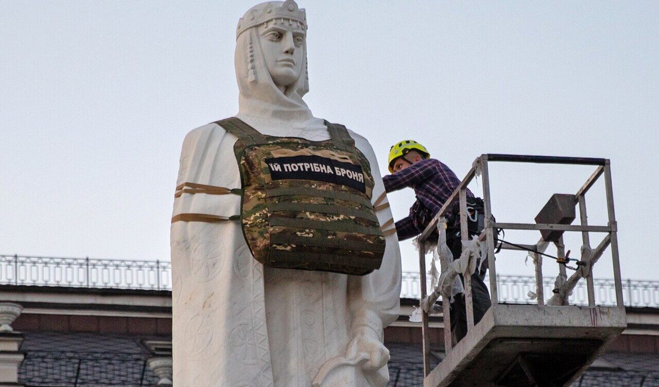 La statua della principessa Olga di Kiev con il giubbetto anti-proiettile: raccolta fondi per le donne nell'esercito