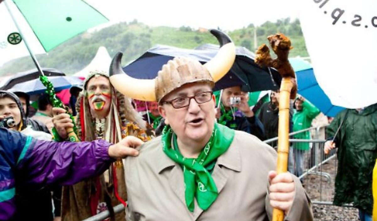 Borghezio: "Resto nella Lega per Bossi, Salvini è un centralista che non rappresenta il nord" Borghezio: "Resto nella Lega per Bossi, Salvini è un centralista che non rappresenta il nord"