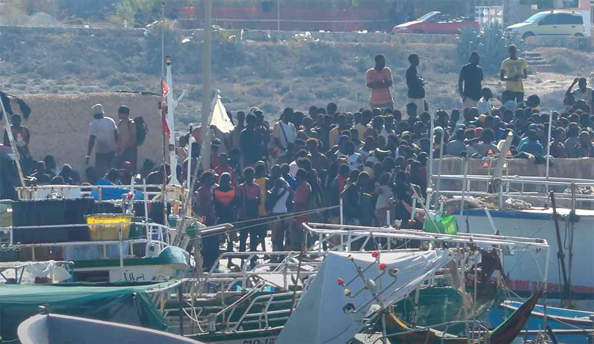 Lampedusa, altri 300 sbarchi e hotspot al collasso: la politica securitaria di Meloni è un fallimento