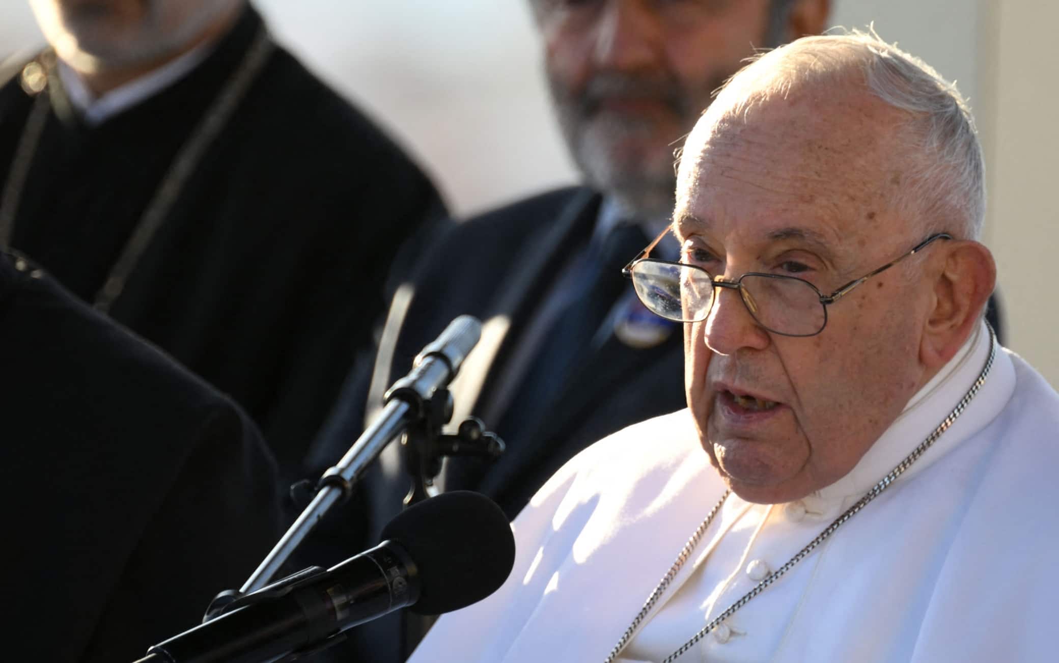 Papa Francesco apre ai transessuali: "Potranno essere battezzati e fare da padrino o madrina"