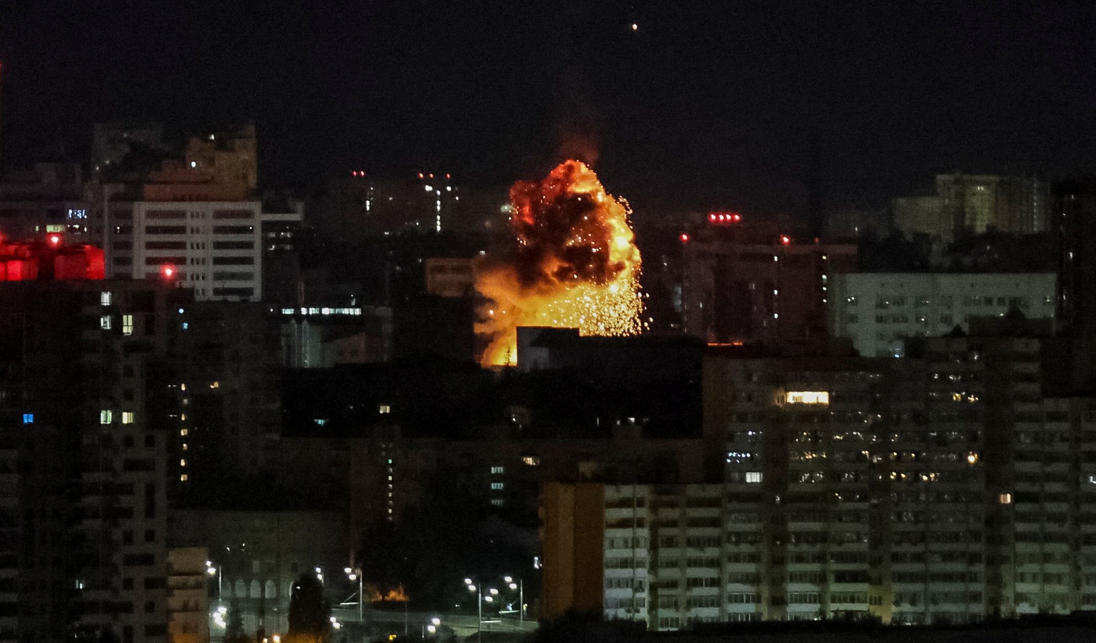 Mosca lancia nella notte un'ondata di droni su Kiev: danni e feriti