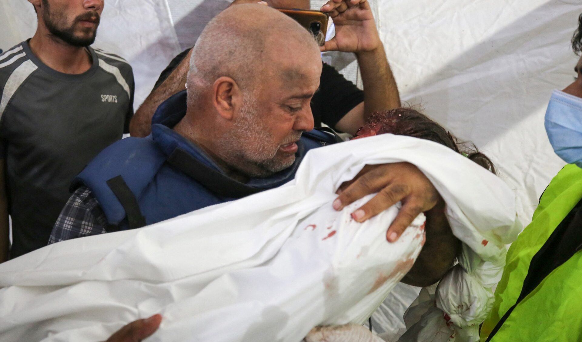 Gaza, le bombe di Israele uccidono la moglie e i figli del corrispondente di Al Jazeera