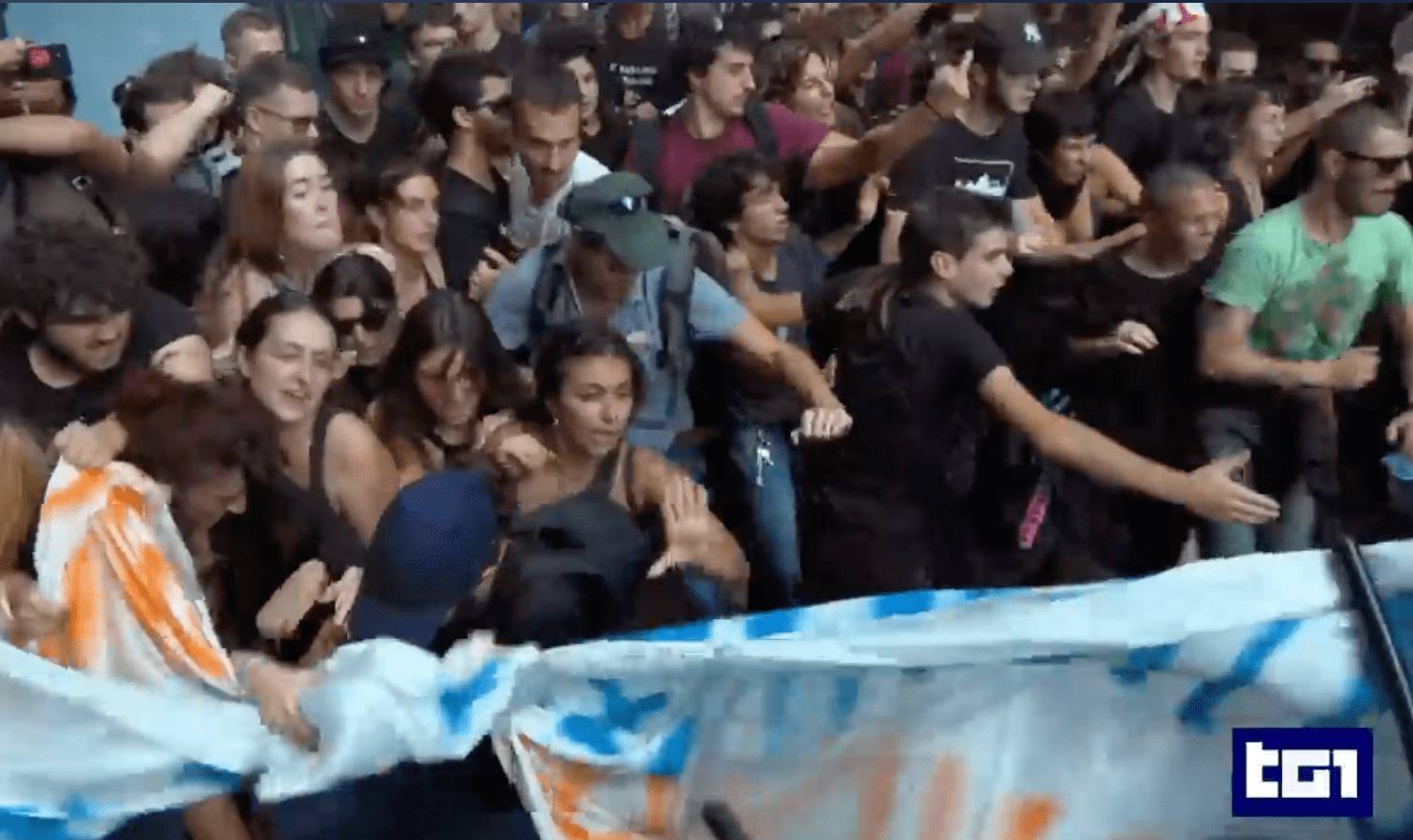 Screenshot 2023-10-04 alle 12.37.50 Ragazzini manganellati: così il Tg1 in versione Istituto Luce ha dato la notizia