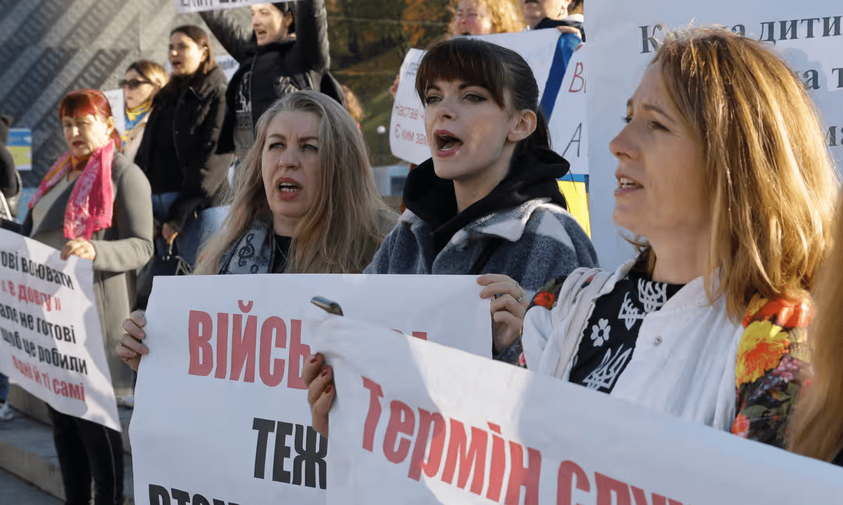 Moglie e famiglie di soldati ucraini chiedono il congedo dopo 18 mesi per i loro cai