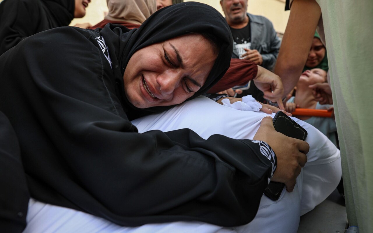 Gaza, Israele bombarda l'ospedale indonesiano: morti e feriti tra malati e parenti