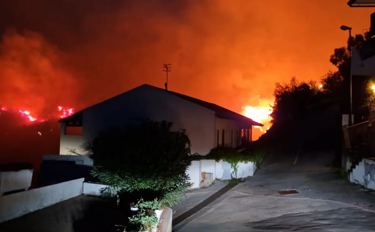 Incendi in Sicilia, 150 persone evacuate nel messinese: decine le case in fiamme
