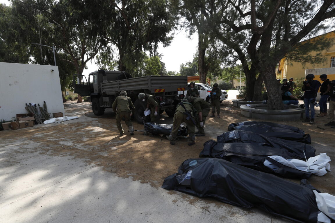 Il massacro di Kfar Aza: bambini decapitati da Hamas tra i 200 assassinati nel kibbutz Il massacro di Kfar Aza: bambini decapitati da Hamas tra i 200 assassinati nel kibbutz