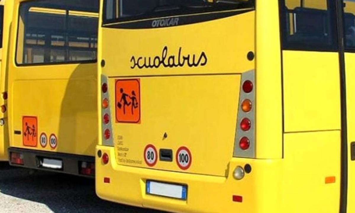 Un bambino di tre anni è rimasto chiuso nello scuolabus: ha suonato il clacson per farsi liberare da una passante