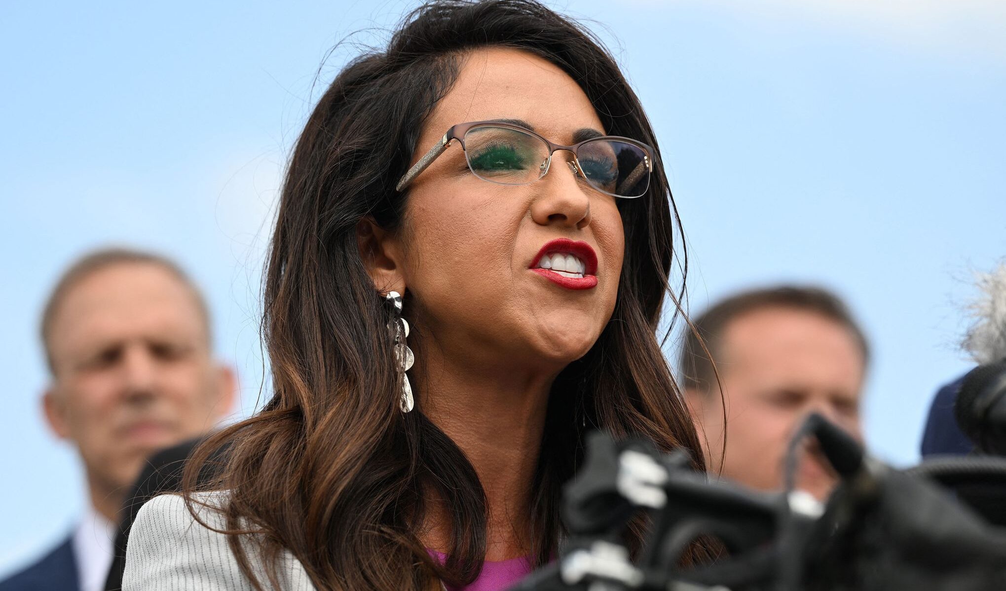 Biden attacca la deputata estremista trumpiana del Colorado