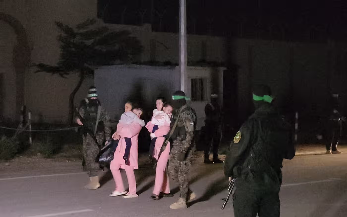 Chi sono gli ostaggi rilasciati da Hamas: 9 su 11 sono bambini