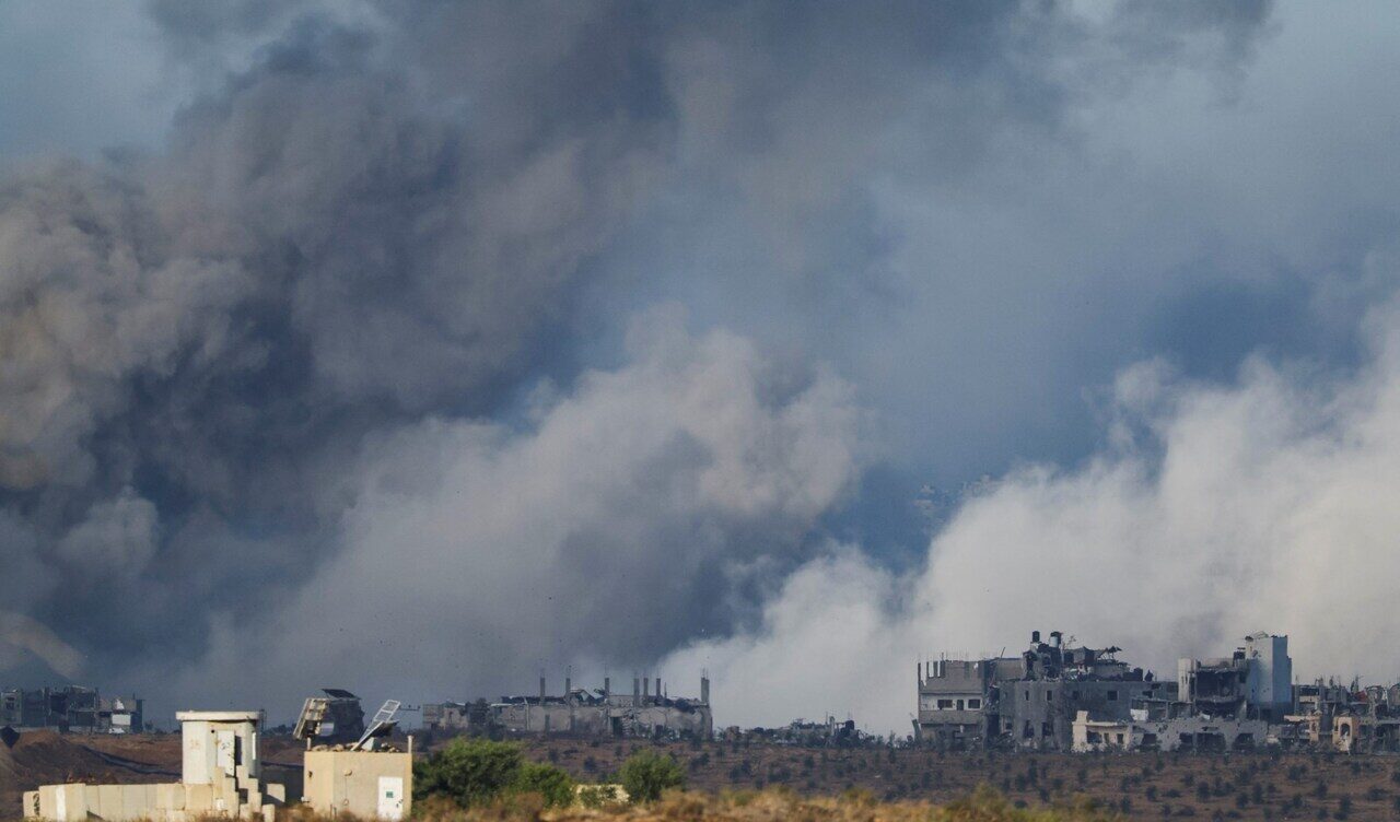 Israele bombarda case vicino all'ospedale Kamal Adwan: morti e feriti sotto le macerie