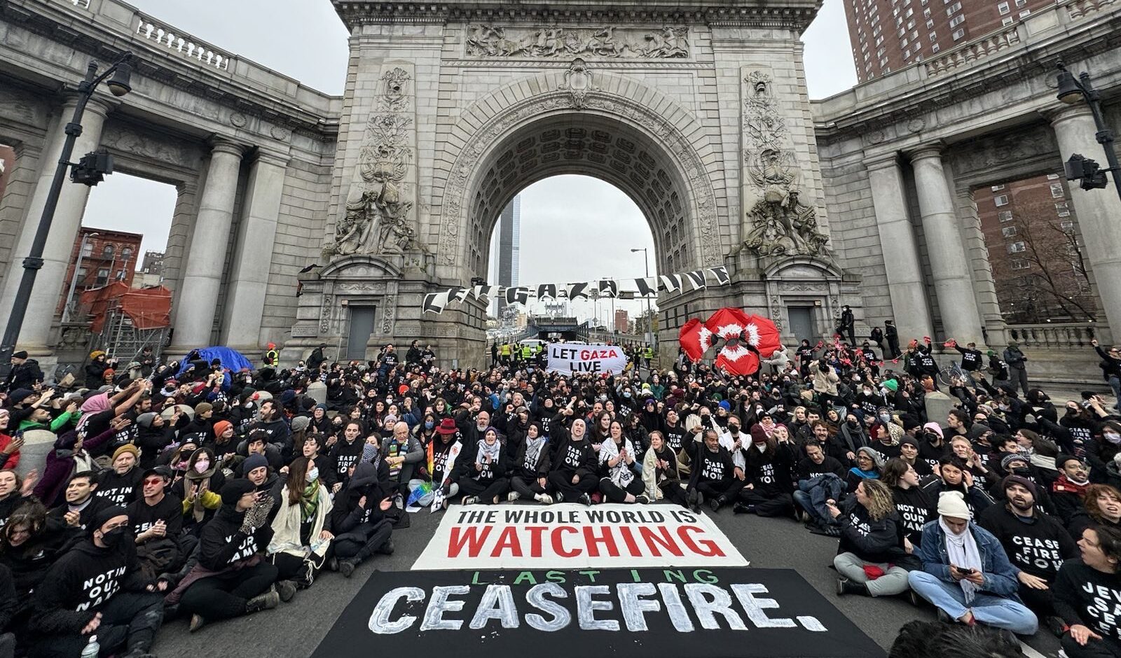Gli ebrei di New York bloccano il Manhattan Bridge a New York per chiedere un cessate il fuoco a Gaza
