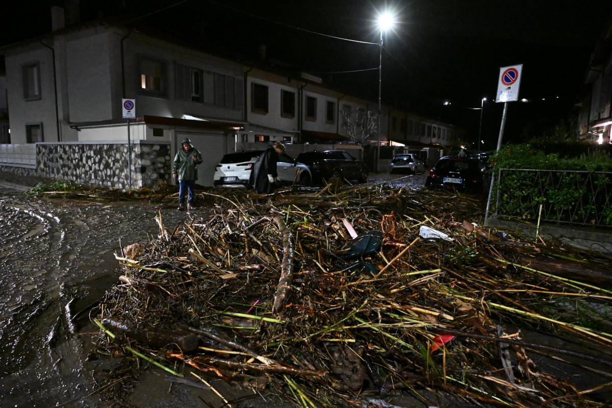 Maltempo in Toscana, 5 morti e 2 dispersi nella notte: 100 persone rifugiate in un Centro Commerciale
