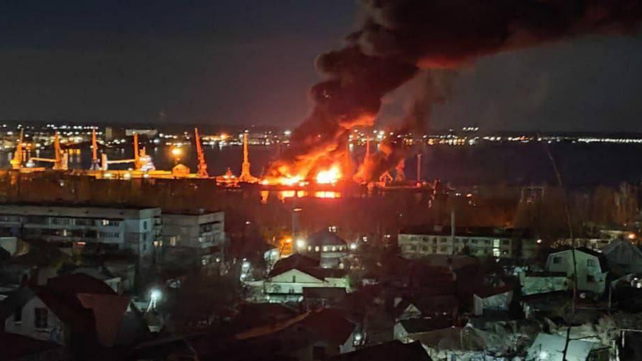 L'Ucraina distrutta una nave russa Novocherkassk in un attacco al porto di Feodosia in Crimea