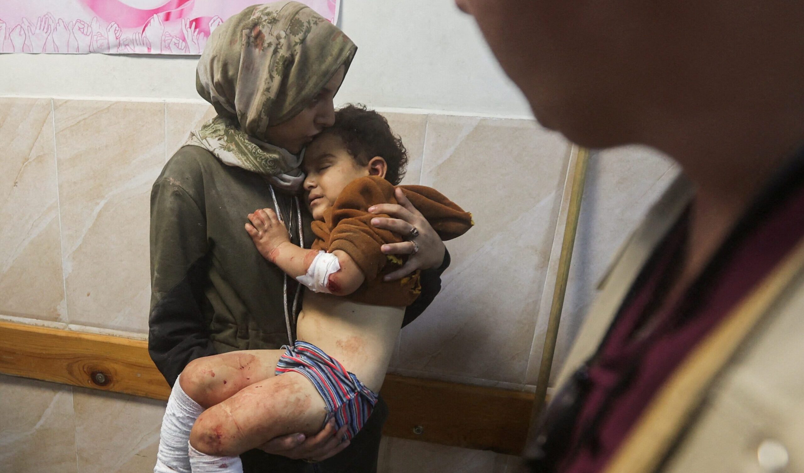 Gaza, Israele bombarda Khan Yunis: altri 13 morti