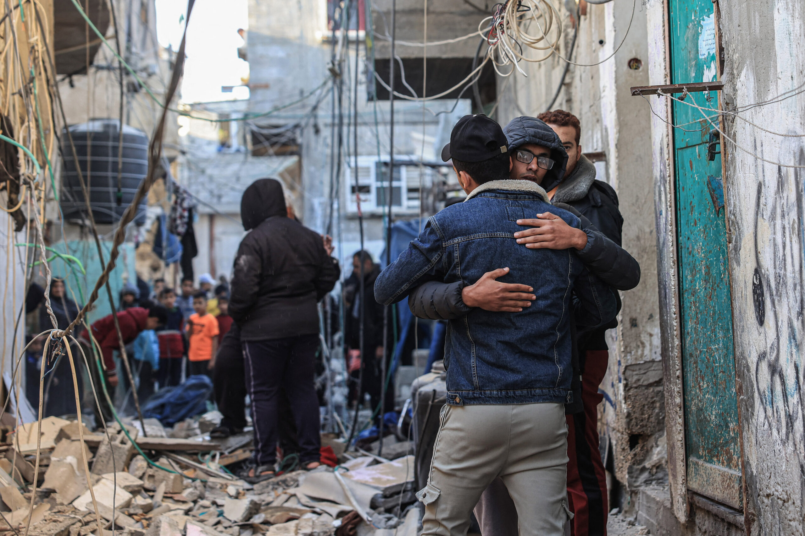 Gaza, Israele bombarda il quartier generale della Mezzaluna rossa: altri 52 civili uccisi nella notte