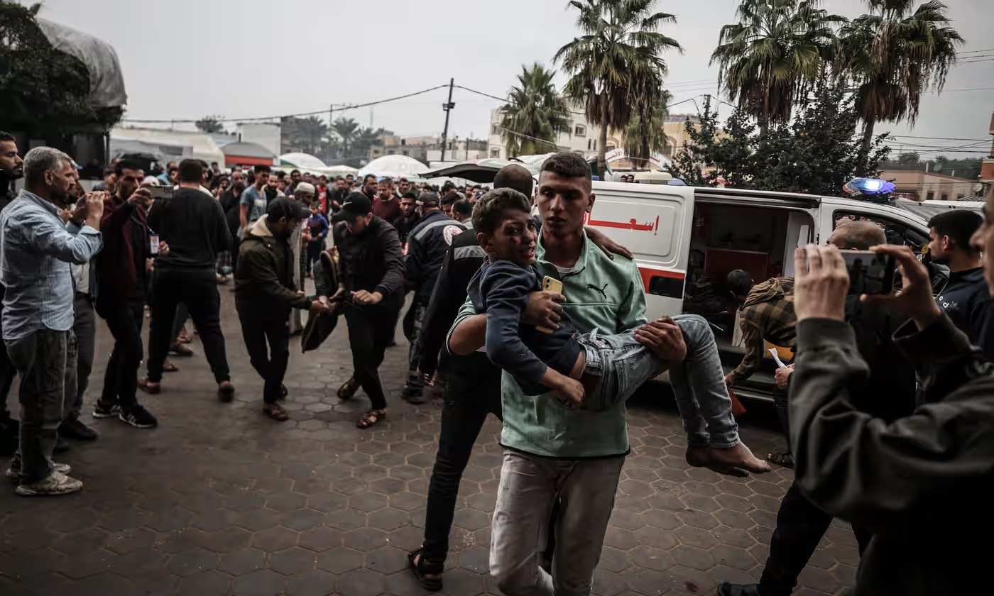 Gaza, Israele bombarda le case dei rifugiati: uccisi 21 familiari del corrispondente di al Jazeera