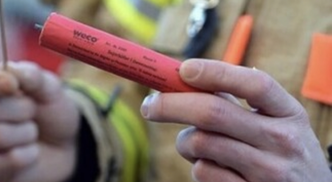 Ferito gravemente alla testa da un petardo fatto esplodere dall'amico: operato d'urgenza