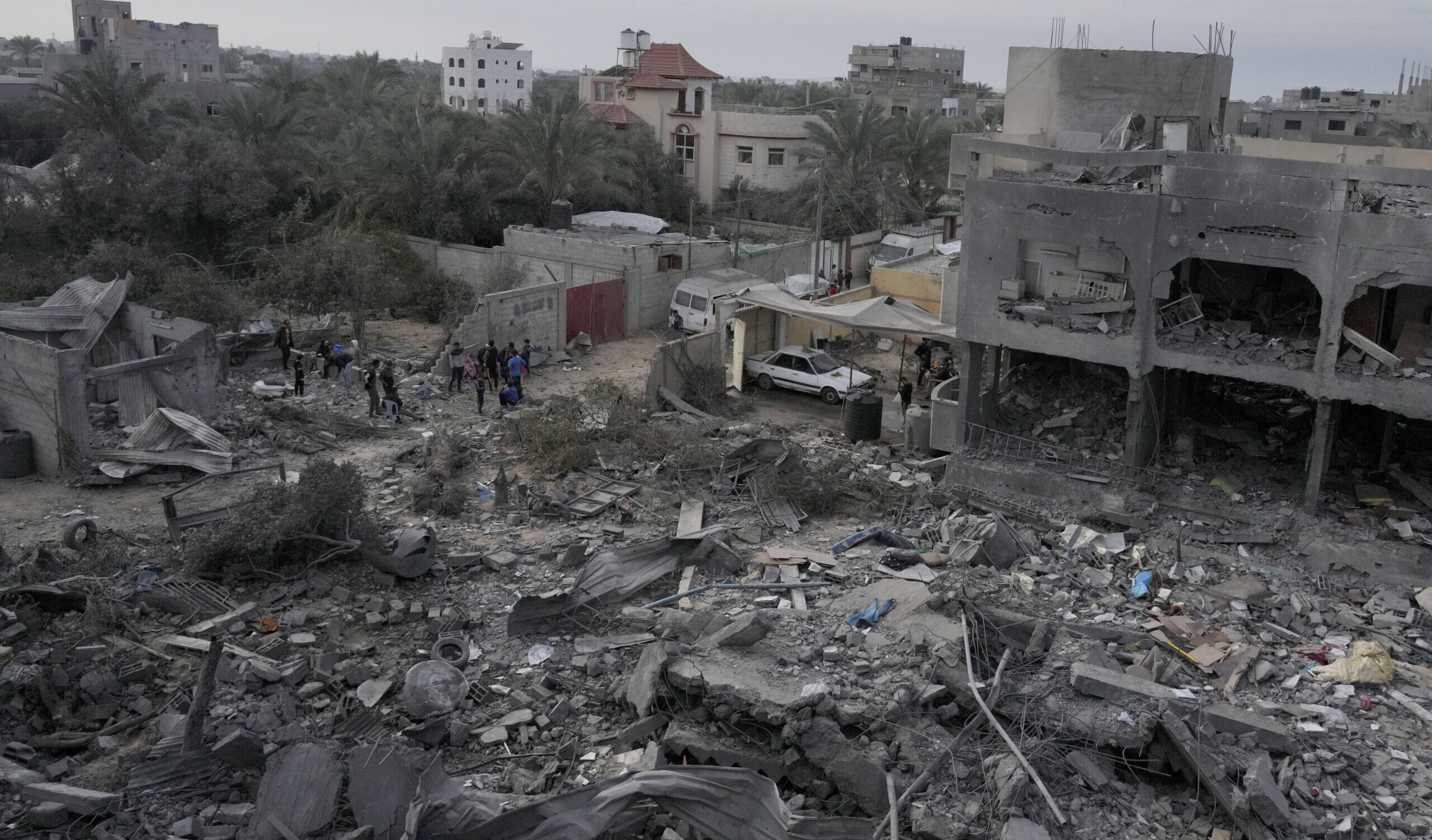 Gaza, nuova strage: 12 morti in un bombardamento israeliano vicino all'ospedale Al-Shifa