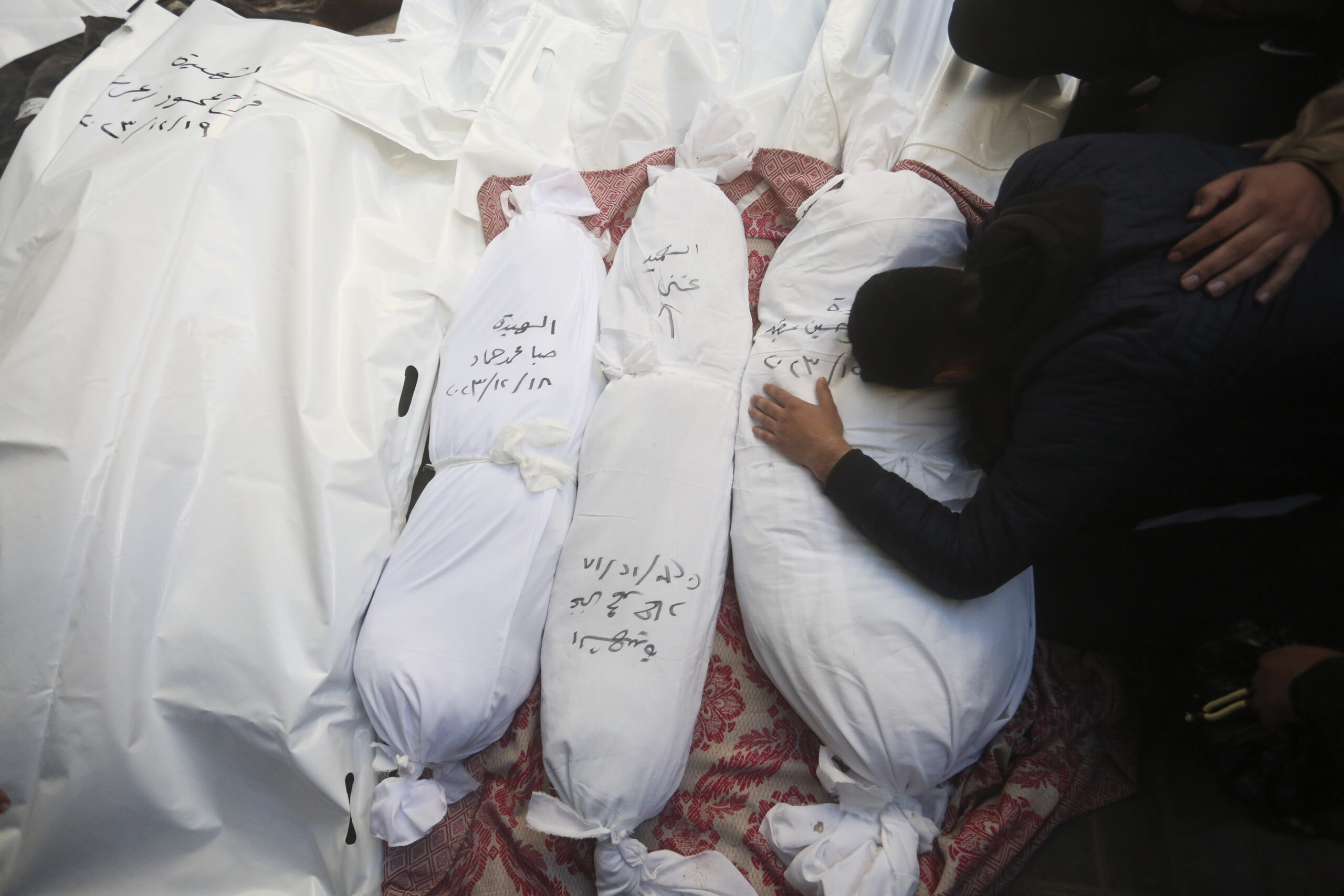 Gaza, i medici: "Scavalchiamo cadaveri di bambini per cercare di salvare altri bambini che moriranno"