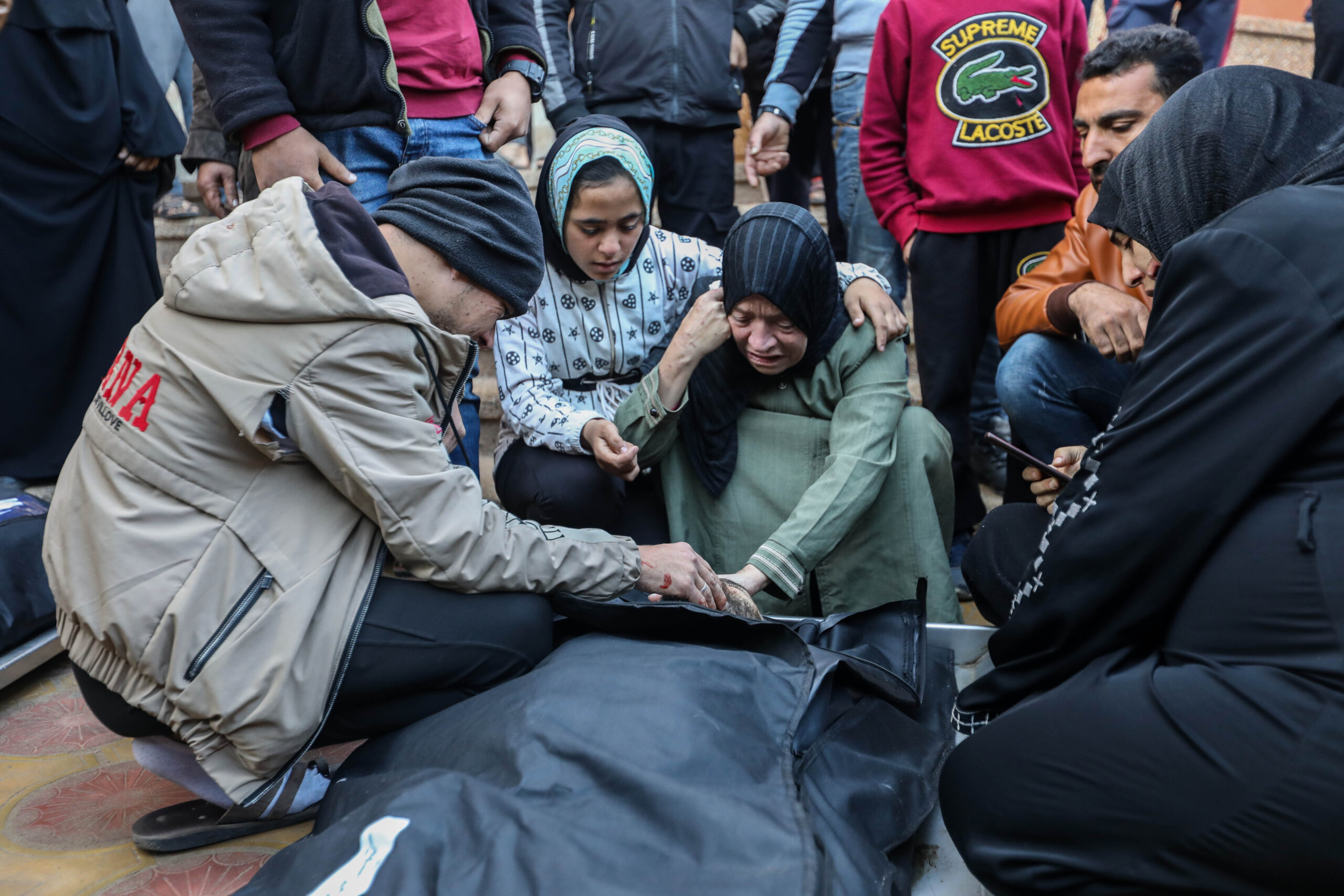 Attacco israeliano al reparto maternità dell'ospedale pediatrico Nasser di Khan Yunis: morta una bambina