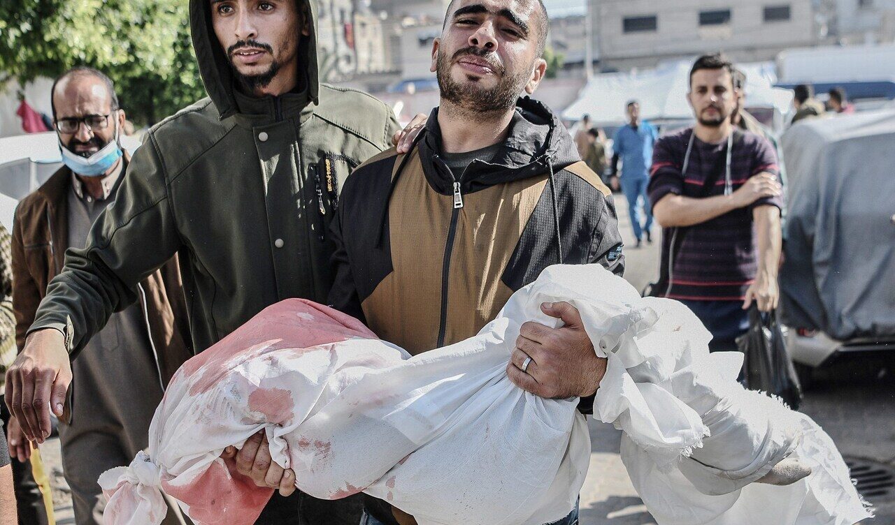 Gaza, nuove stragi per le bombe di Israele: raid a Gaza City e al campo profughi di Jabaliya