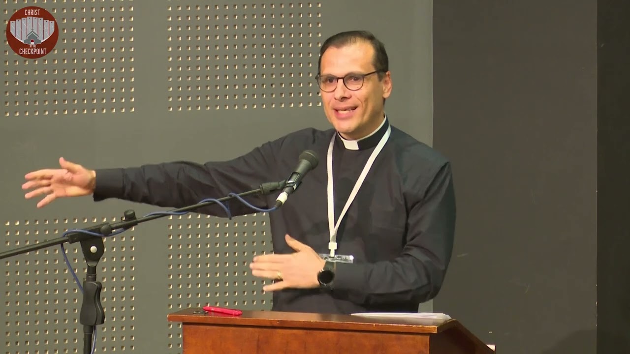 Il pastore luterano a Betlemme: "Quando razionalizziamo il bombardamento dei bambini Gesù è sotto le macerie"