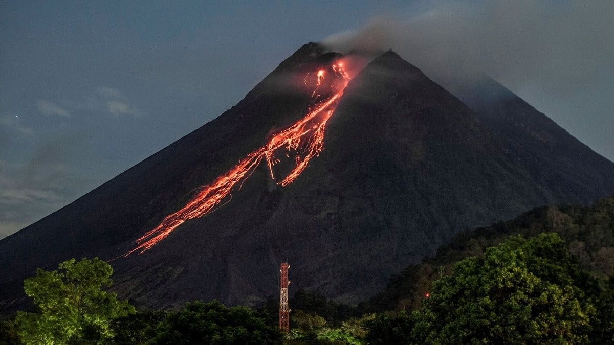 Erutta il vulcano Marapi, 22 morti tra gli escursionisti: "Ci sono molti feriti"