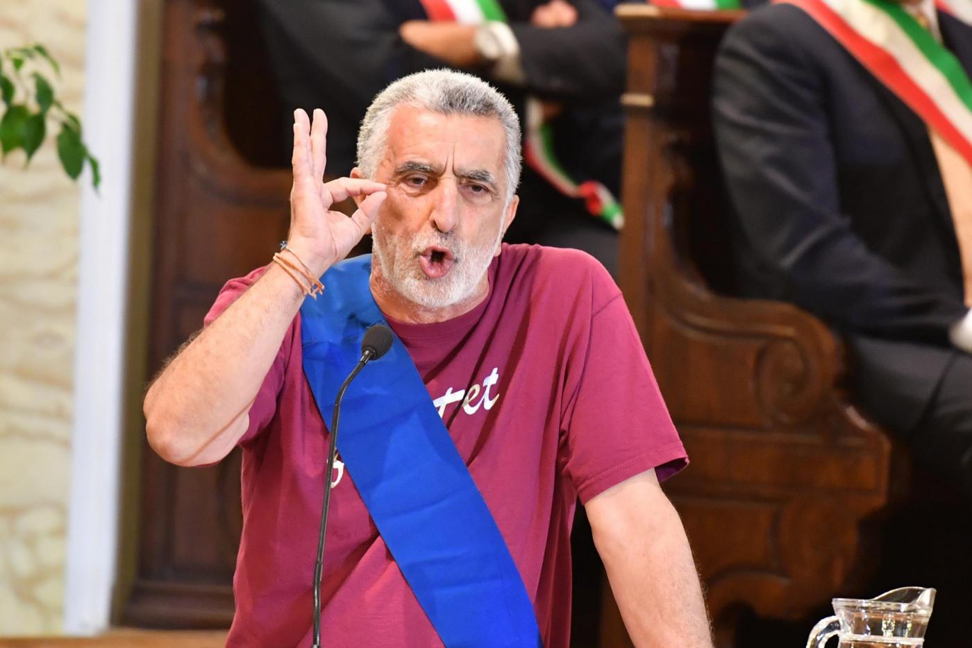 Messina, Matteo Renzi firma Masterplan Ponte sullo Stretto, l'ex sindaco di Messina Accorinti occupa la sede del Pd: "E' una bomba atomica sul Meridione"