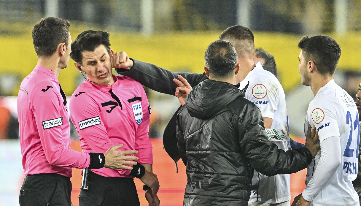 MKE Ankaragucu President Faruk Koca punches referee Halil Umut Meler Il presidente picchia l'arbitro (insieme ai tifosi), sospeso il campionato in Turchia