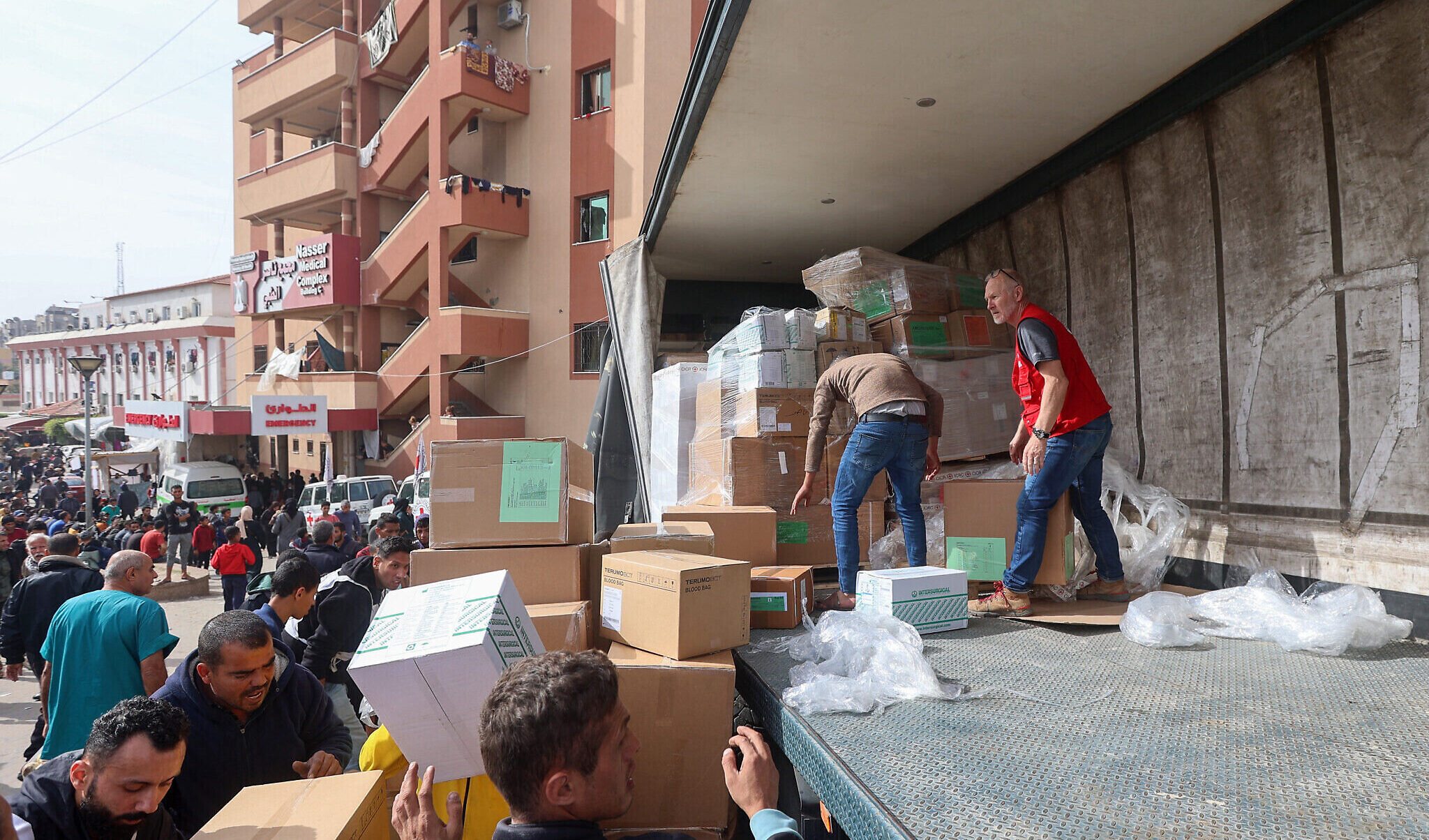 Gaza, l'Oms denuncia la mancanza di cibo e medicine all'ospedale Nasser di Khan Younis