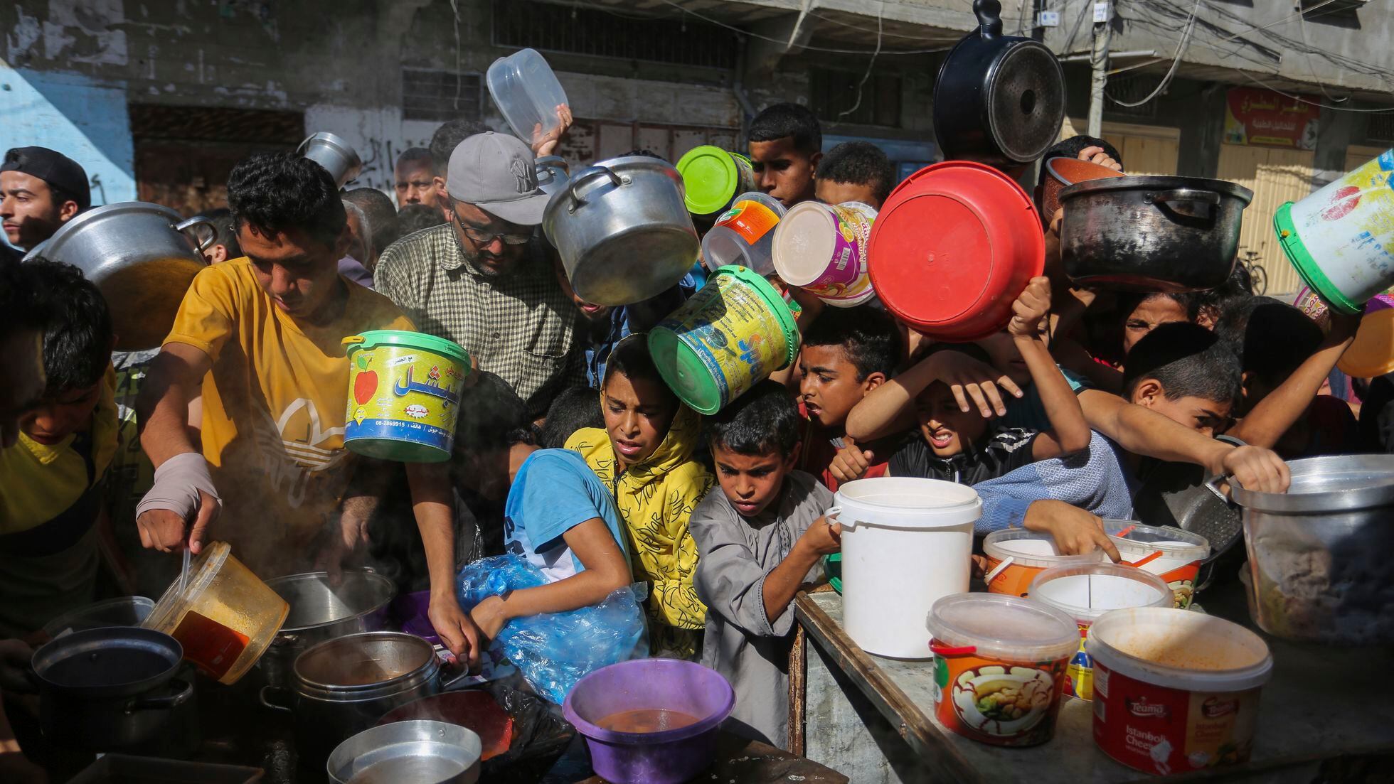 Gaza, la Cnn denuncia: "Palestinesi costretti a mangiare erba e a bere acqua inquinata"