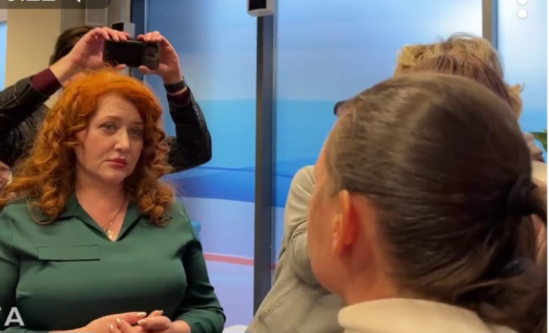 Le mogli dei soldati in guerra fanno irruzione nell'ufficio elettorale di Putin