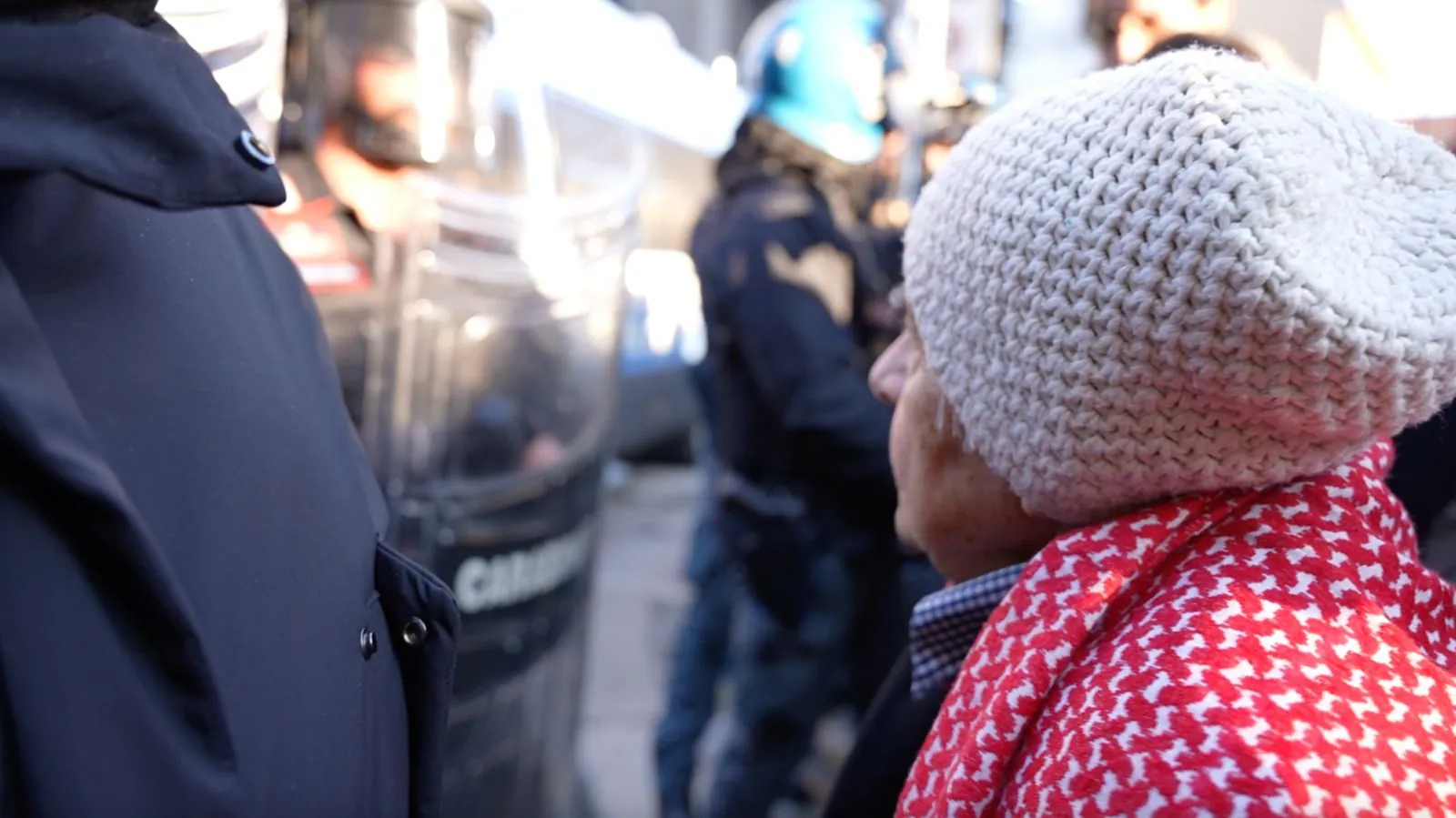 Carabiniere a una manifestante pro Palestina: "Mattarella? Non l'ho votato, non è il mio Presidente"