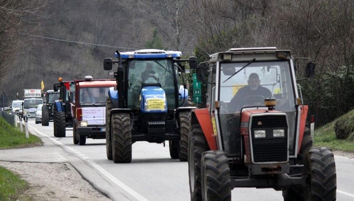 La protesta dei trattori sbarca in Italia: un corteo a Verona e un presidio a Pescara contro le politiche Ue