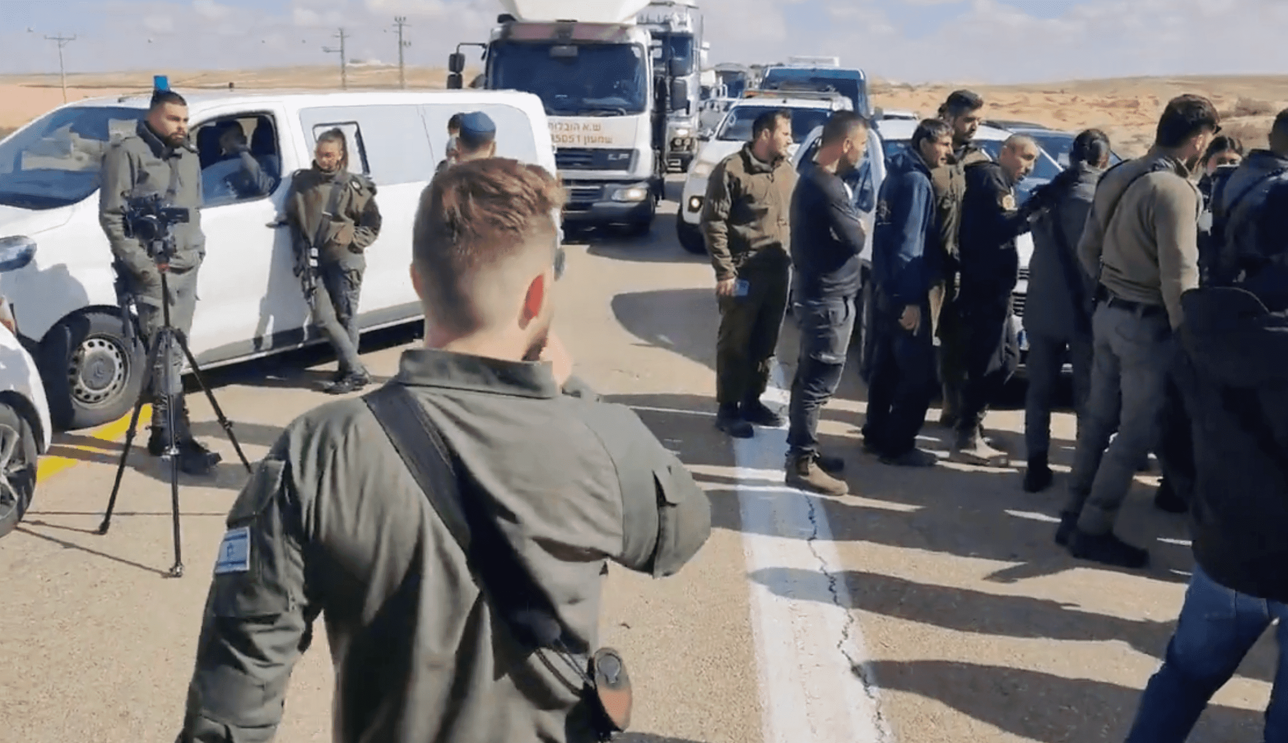 ter Manifestanti israeliani cercano di bloccare l'arrivo degli aiuti umanitari a Gaza