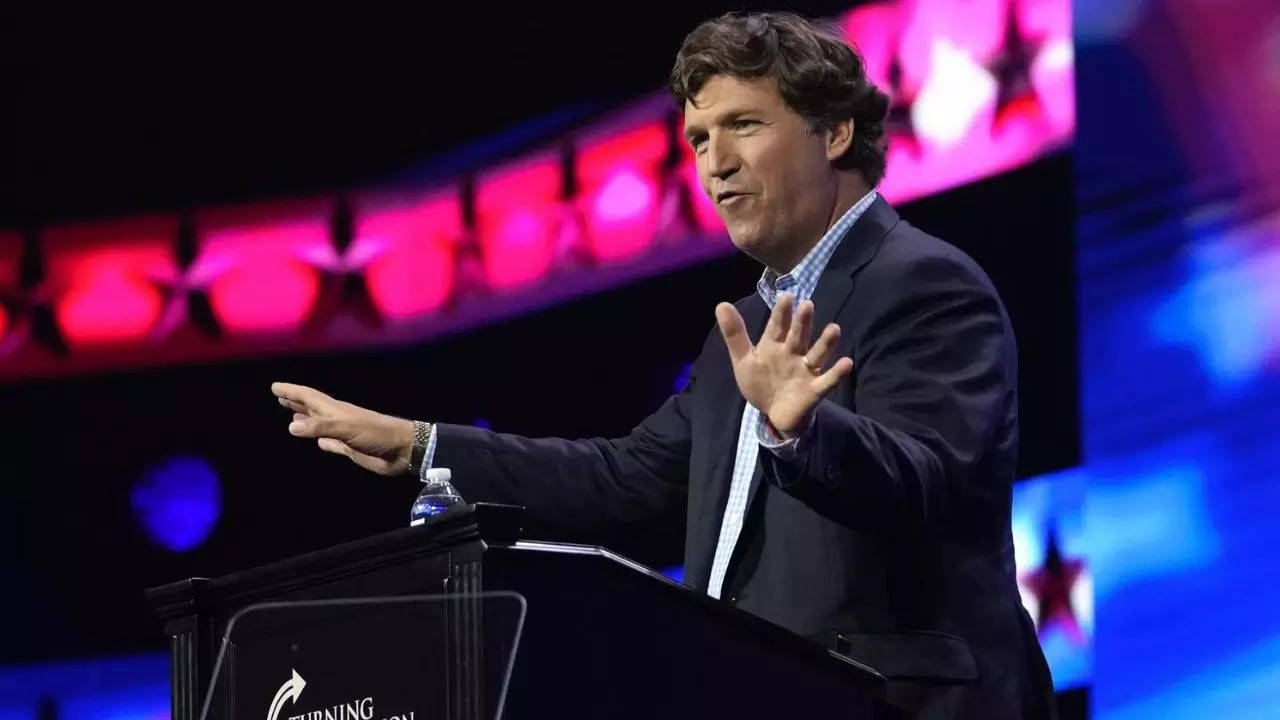 Il giornalista della destra complottista Usa Carlson a Mosca: "Qui le cose vanno molto bene..."