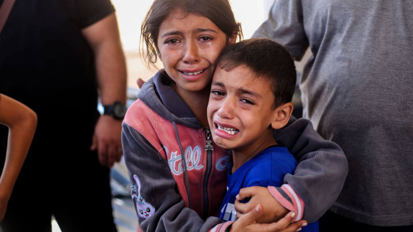 Orfani, amputati, senza casa e affamati: i bimbi di Gaza vanno aiutati anche per la salute mentale