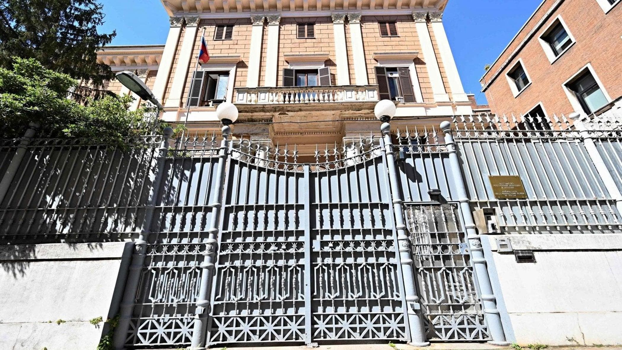 A Roma vietato deporre fiori e foto di Navalny davanti al consolato russo?