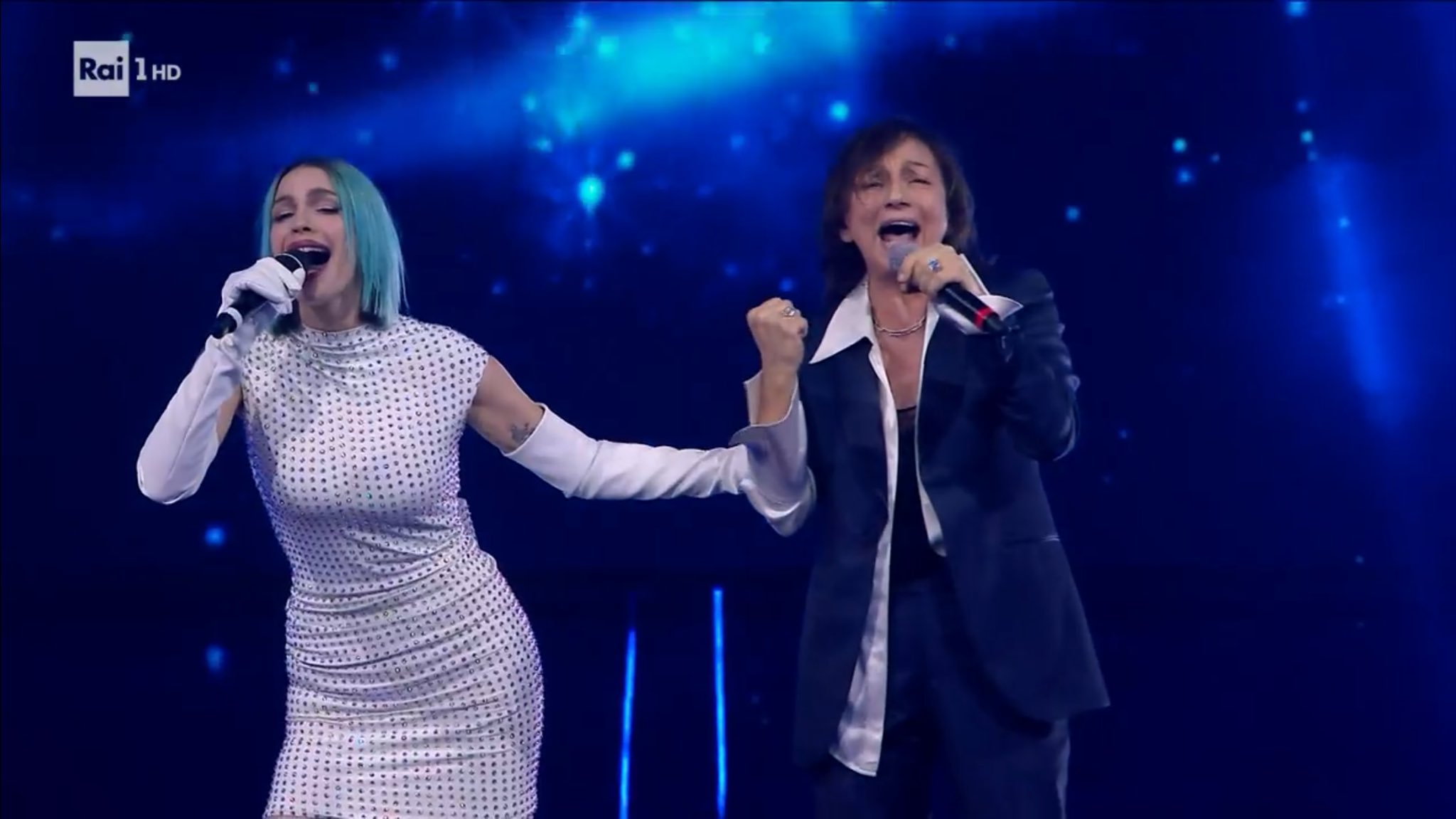GF68TlRXAAA0CcJ Sul palco di Sanremo irrompe Gianna Nannini ed è tutt'altra musica