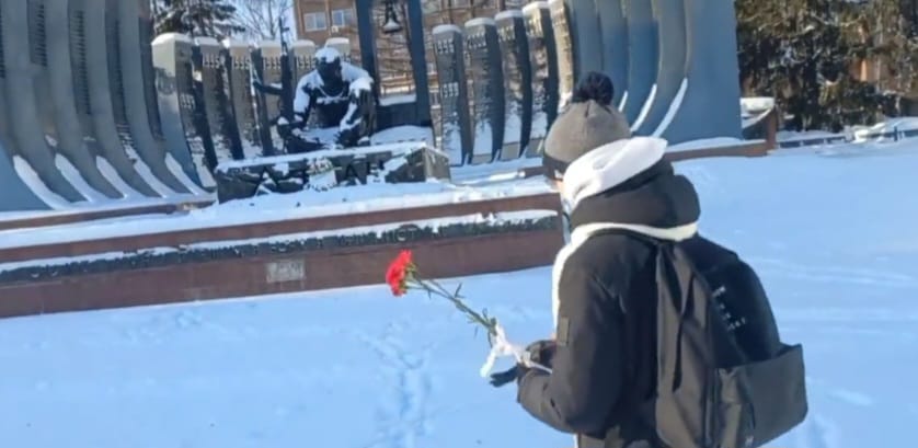 Nella Russia di Putin è reato pure onorare i soldati morti in guerra