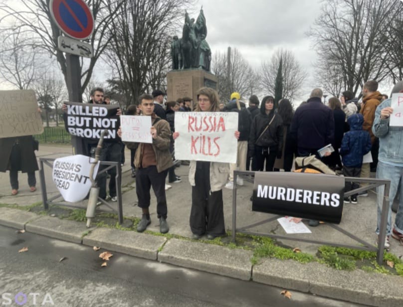 Navalny, Lev Ponomarev al sit in davanti all'ambasciata russa in Francia