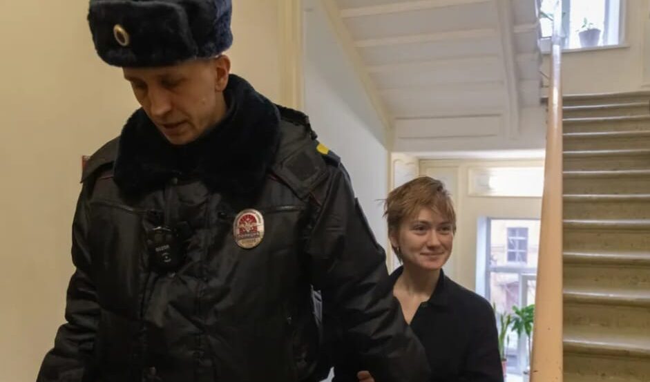 Russia, arrestata giovanissima poetessa: due mesi di carcere per versi contro la guerra