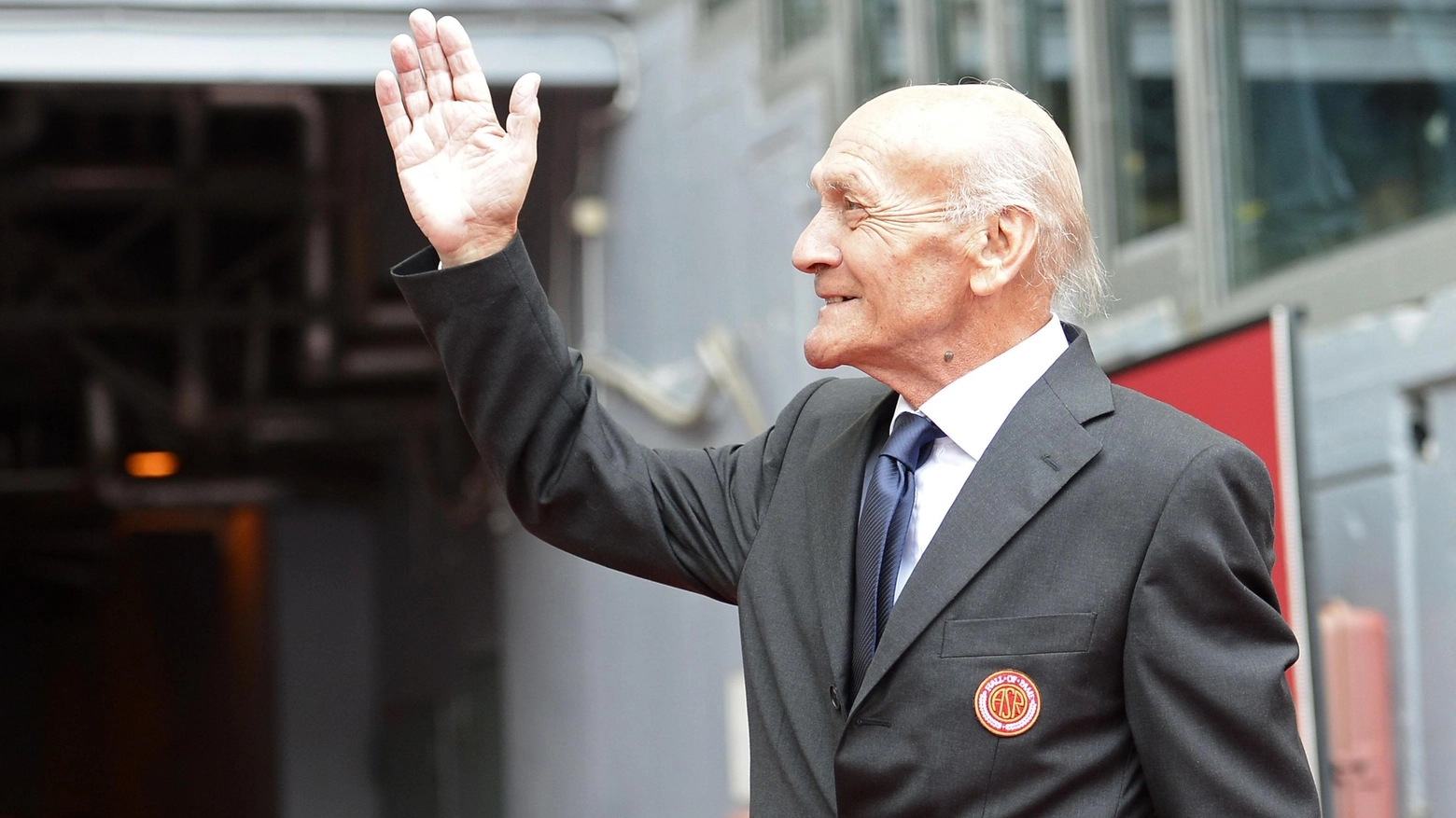 La Roma dice addio a Giacomo Losi, morto a 88 anni: "Ci hai sempre amato, ti abbiamo sempre amato"