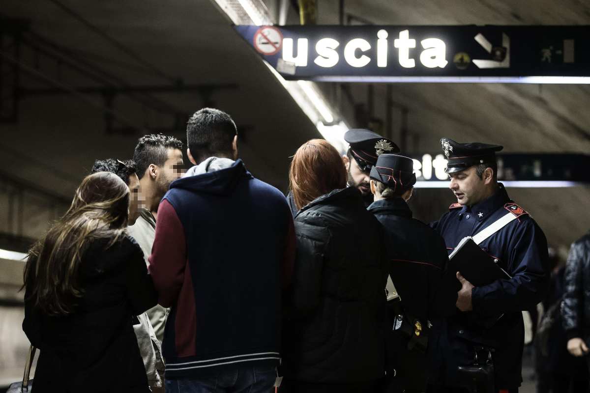 Suicidio nella metro Colosseo, traffico in tilt: una donna si è lanciata sui binari al passaggio della metropolitana